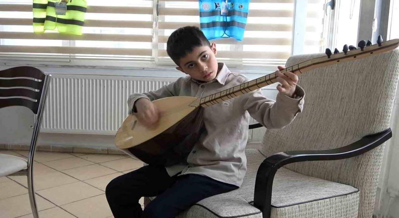 Bağlamayla 5 yıldır türkü söyleyen küçük müzisyenin hayali yazılım mühendisliği