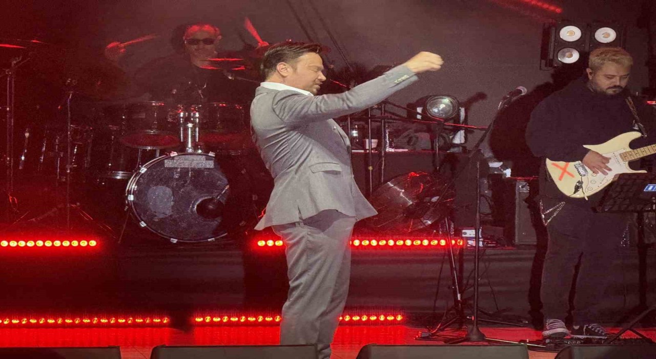 Bahçelievlerde 29 Ekimde yüzlerce vatandaş Sinan Akçıl şarkılarıyla coştu