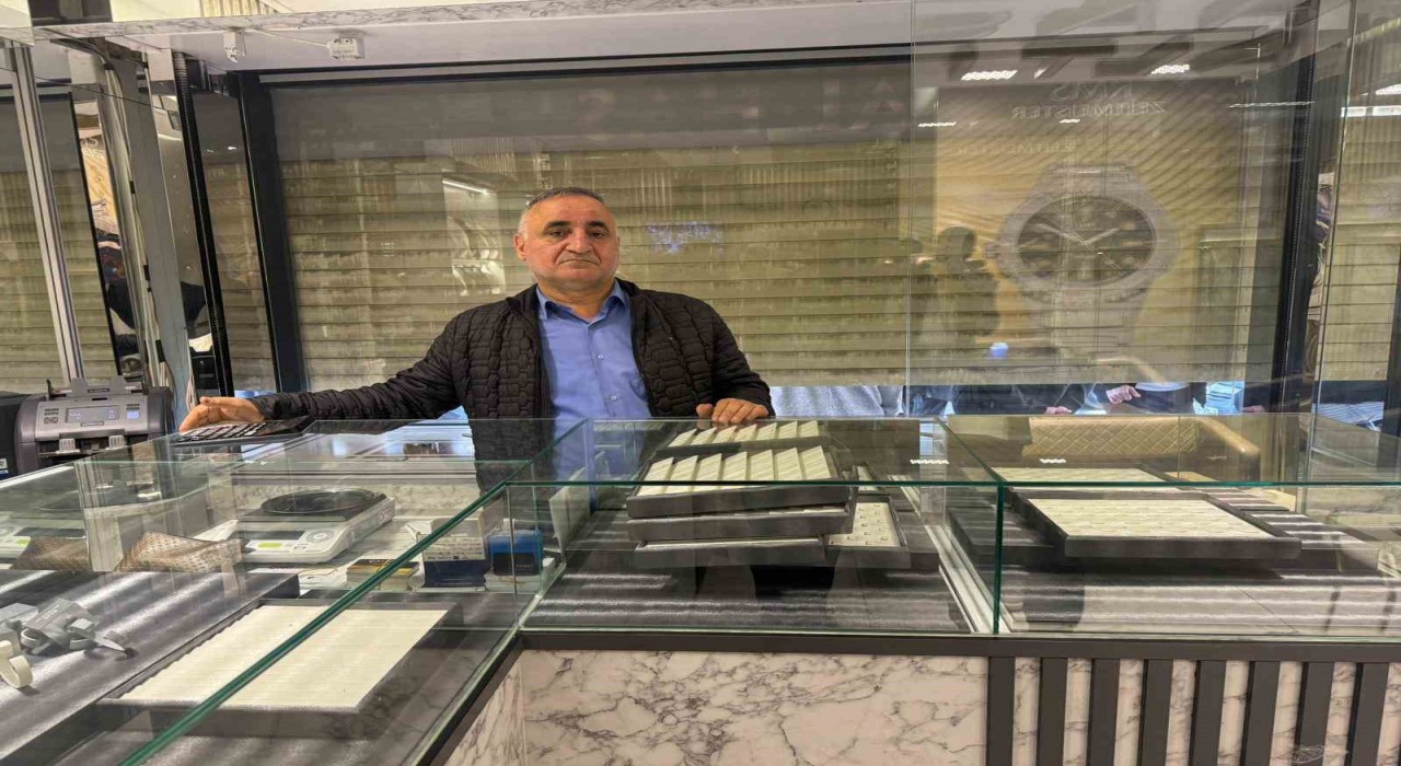 Bahçelievlerde kuyumcu soygunu: 1 dakikada 3 kilo altını çaldılar