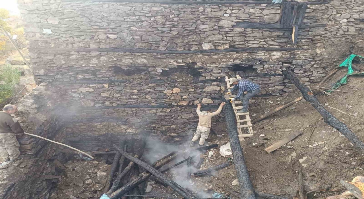 Bahçesarayda odunluk yangını korkuttu