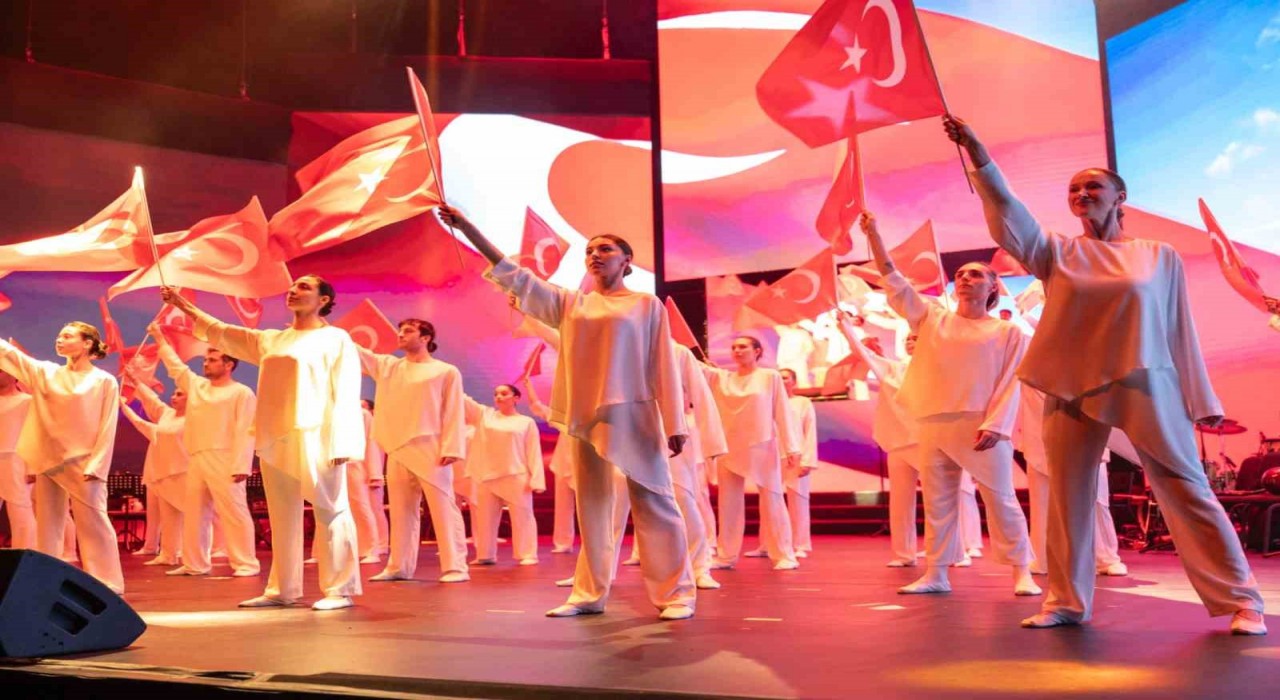 Bahçeşehir Koleji öğrencileri Cumhuriyet için sahne aldı