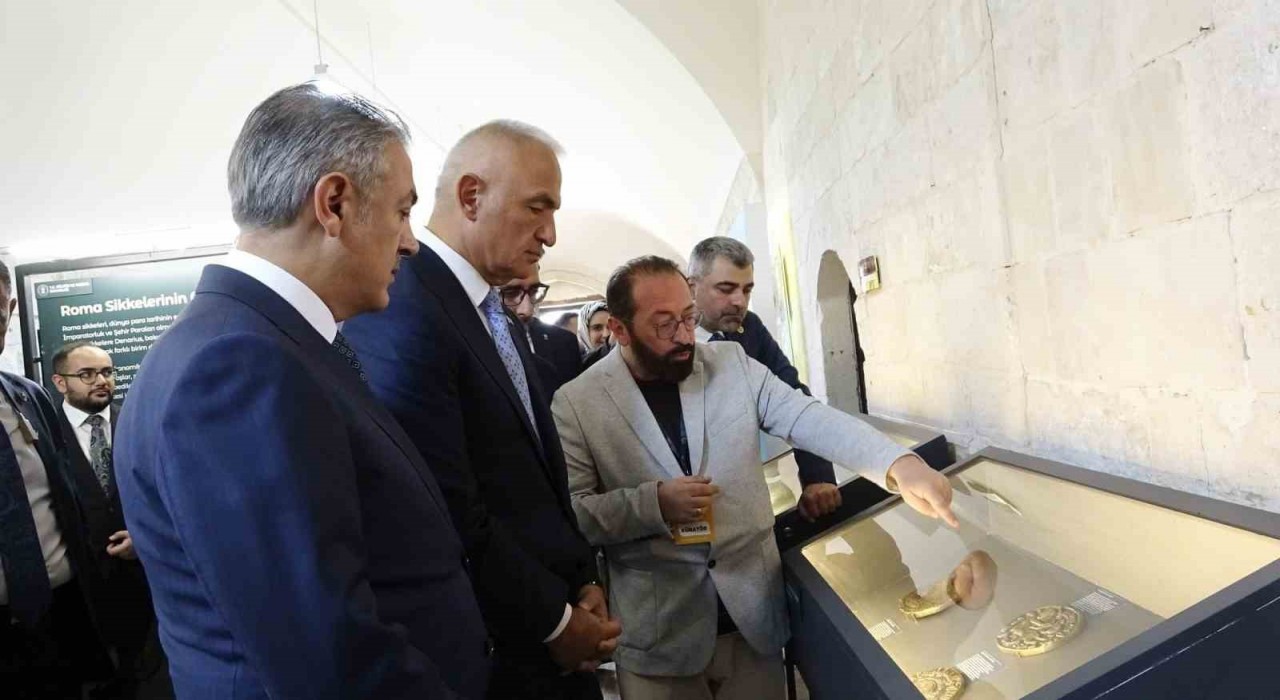 Bakan Ersoy, Mardin Kültür Yolu Festivali sergilerini gezdi