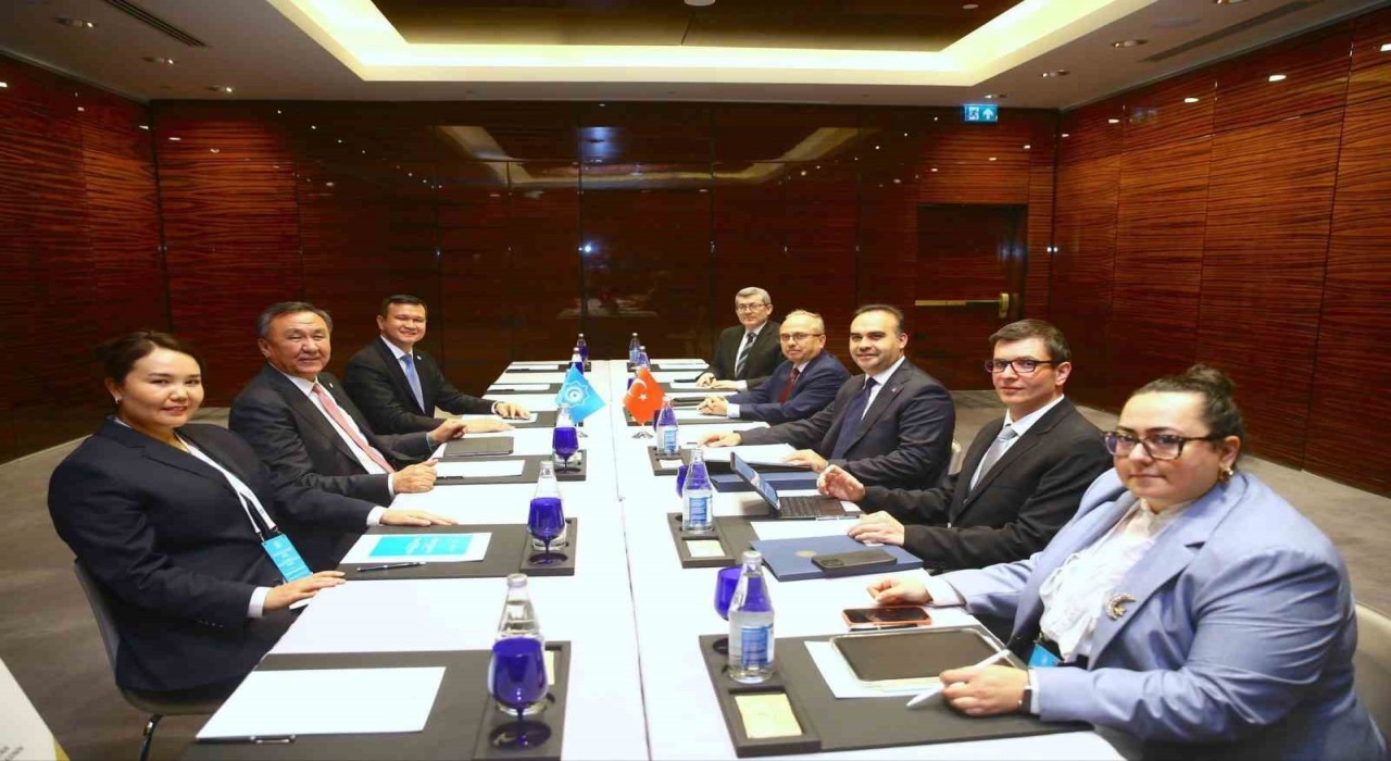 Bakan Kacırdan Baküde diplomasi trafiği