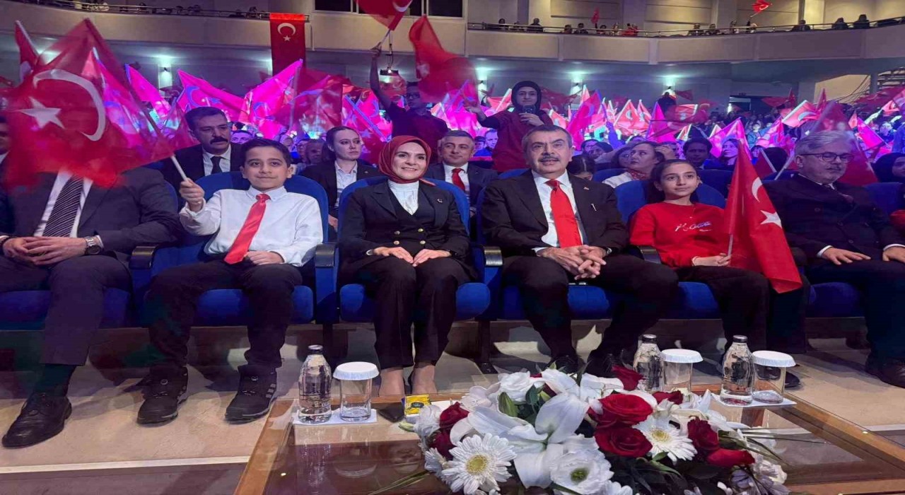 Bakan Tekin ve Bakan Göktaş ‘Köklü Geçmişten Güçlü Cumhuriyete programında öğrencilerin müzikli gösterisini izledi