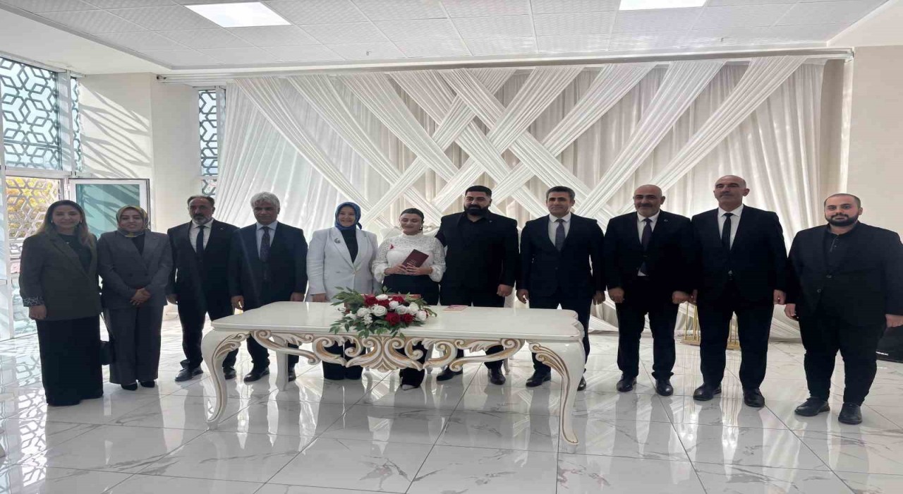 Bakan Yardımcısı Yenigün, Evlenecek Gençlerin Desteklenmesi Projesinden yararlanan çiftin nikah şahidi oldu