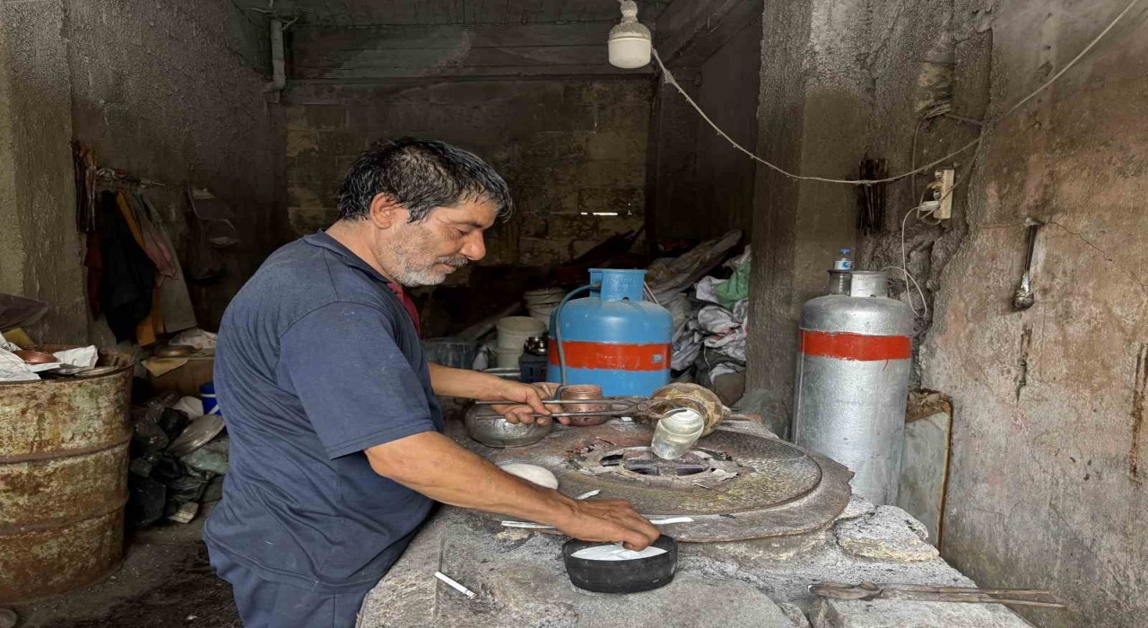Bakır kalaycısı, 7 yaşında başladığı mesleğini 58 yıldır aşkla sürdürüyor