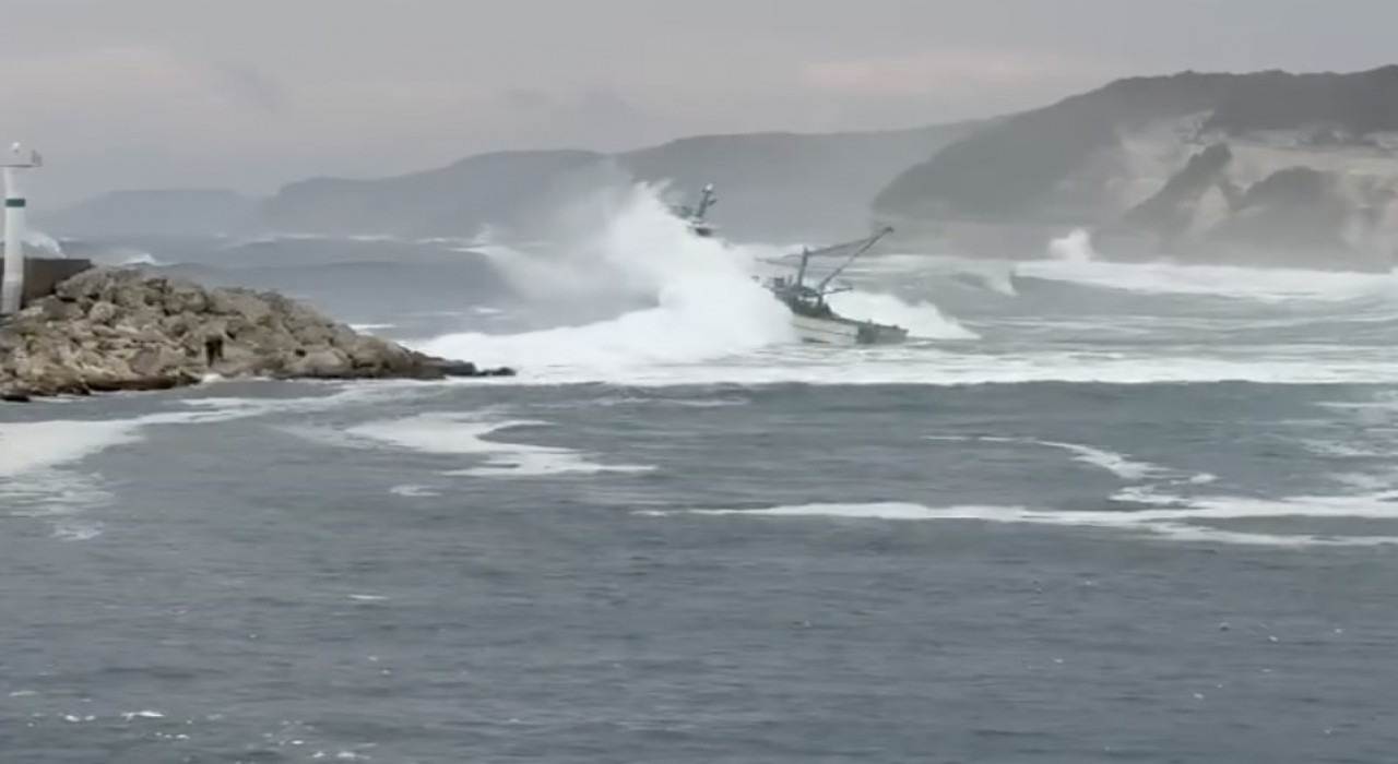 Balıkçı teknesinde dev dalgalarla mücadelesi: Kıyıköyde yürekleri ağza getiren anlar