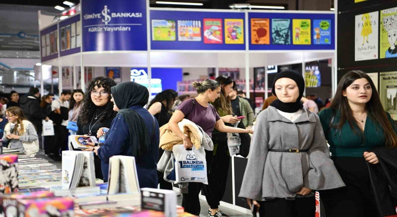 Balıkesir Kitap Fuarını ilk iki günde 35 bin kişi ziyaret etti
