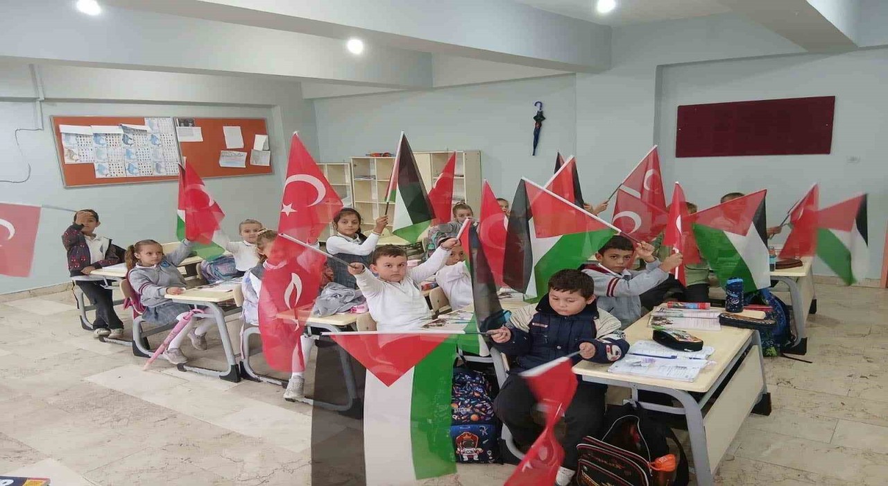 Balıkesir okullarında öğrencilerden Filistine destek