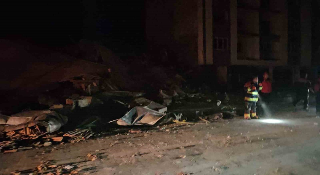 Balıkesirde depremde bir bina yıkıldı