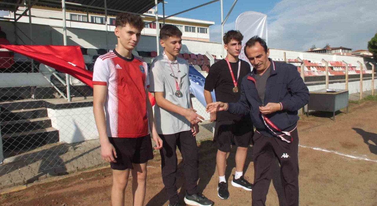 Balıkesirde gençler Cumhuriyet Kupası için ter döktü