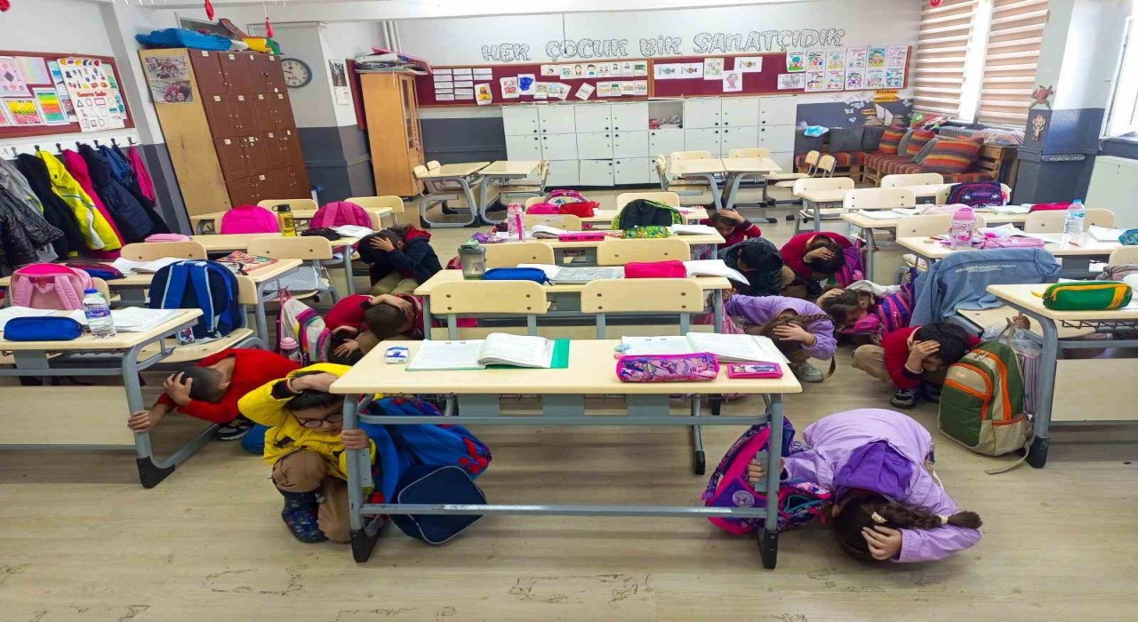 Balıkesirde okullarda deprem tatbikatı gerçekleştirildi