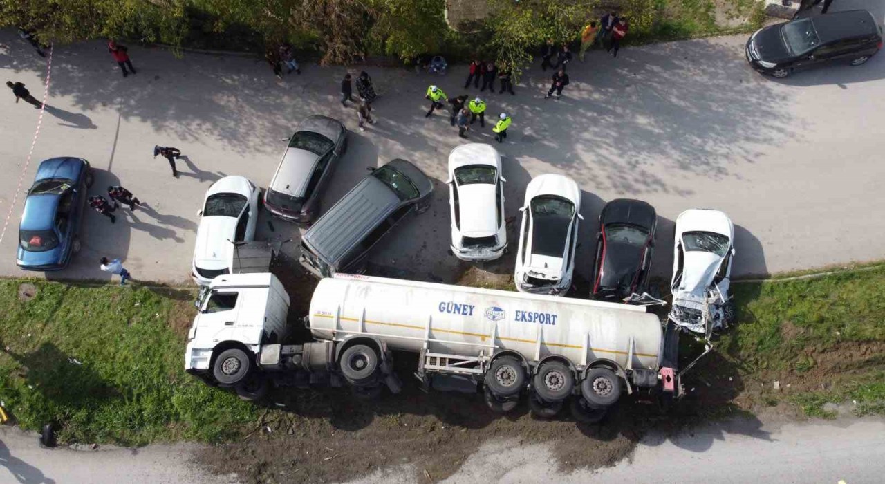 Balıkesirde yağ tankeri devrildi, 7 araç hasar gördü