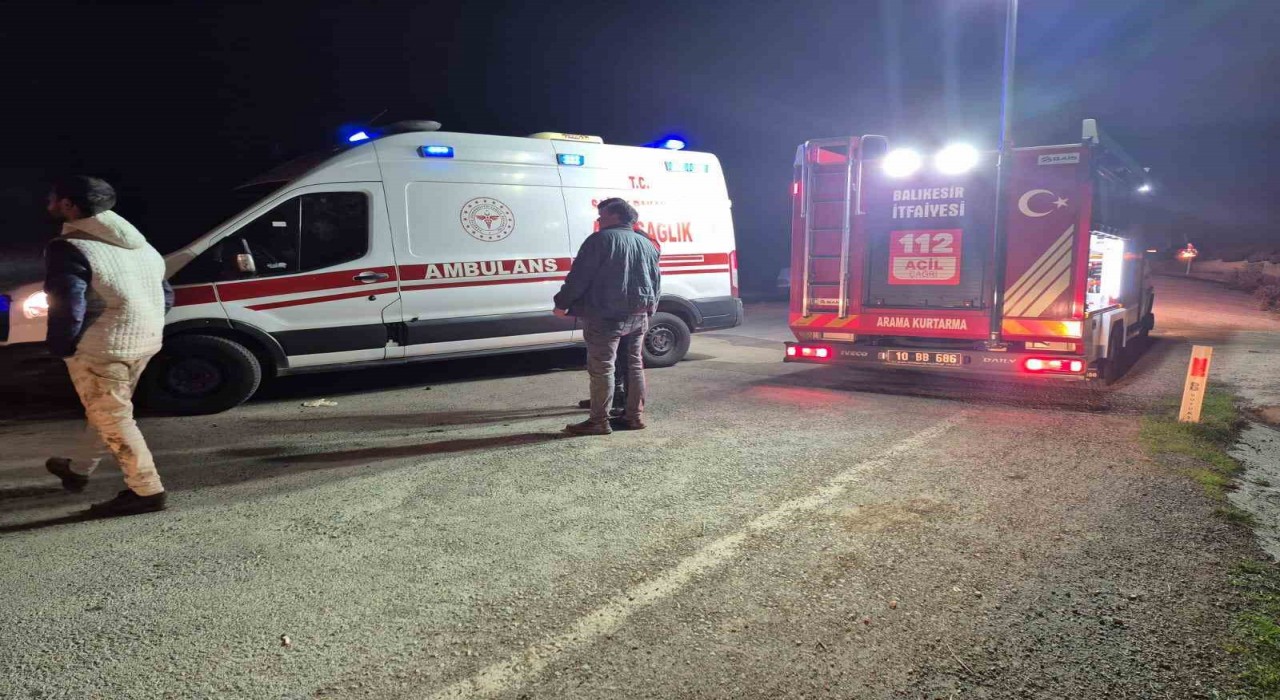 Balıkesirde yol kenarına uçan otomobilin sürücüsü yaralandı