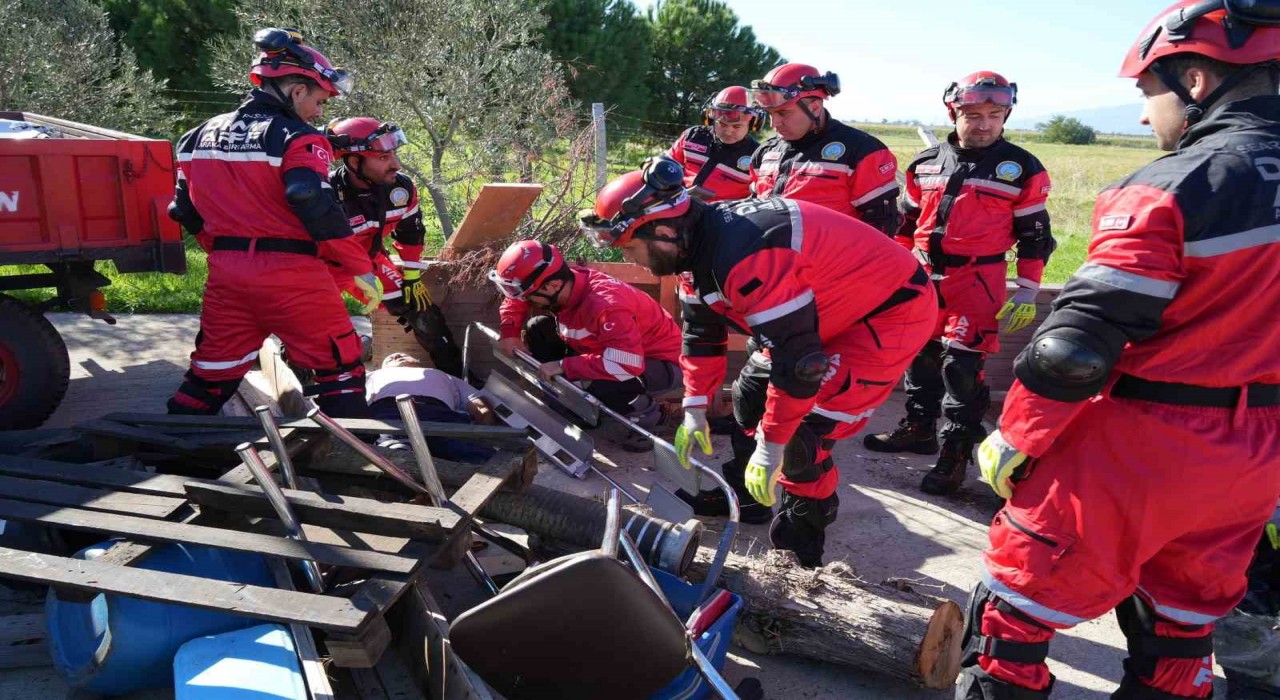 Balıkesirdeki 6.1lik depremin ardından Koca Seyit Havalimanında ekipler kurtarma tatbikatı yaptı
