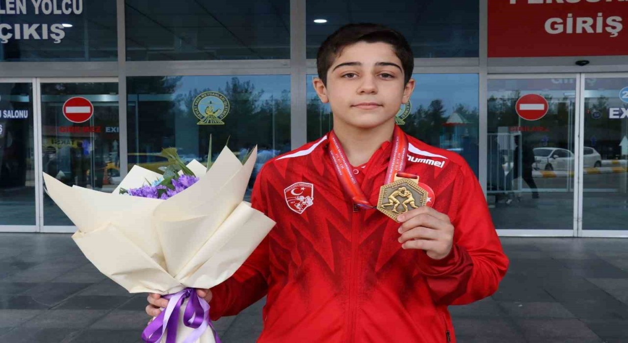 Balkan şampiyonu memleketi Şanlıurfada coşkuyla karşılandı