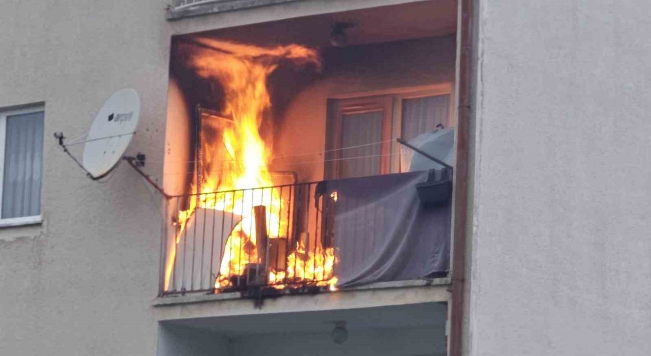 Balkonda çıkan yangın evi küle çeviriyordu