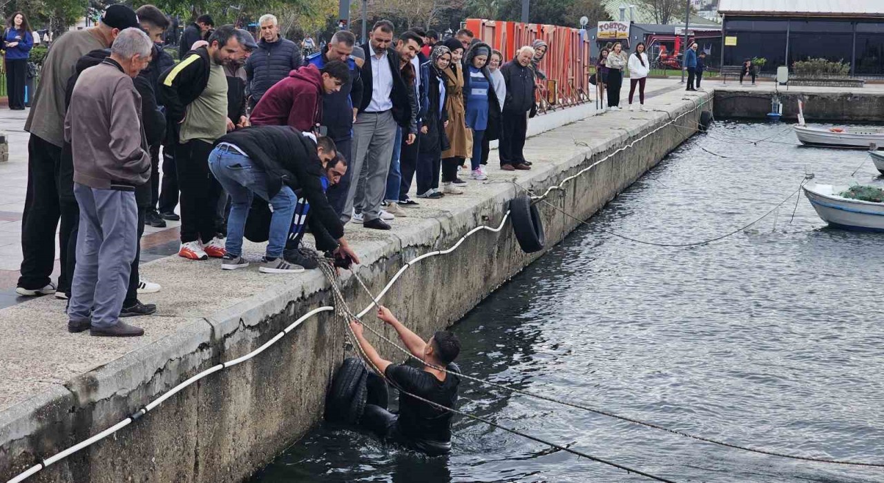 Bandırmada iddiayı kaybeden genç kış günü denize atladı