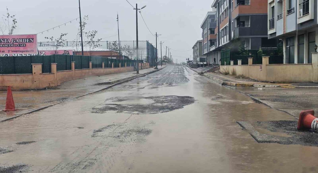 Bandırmada sağanak yağış etkili oldu