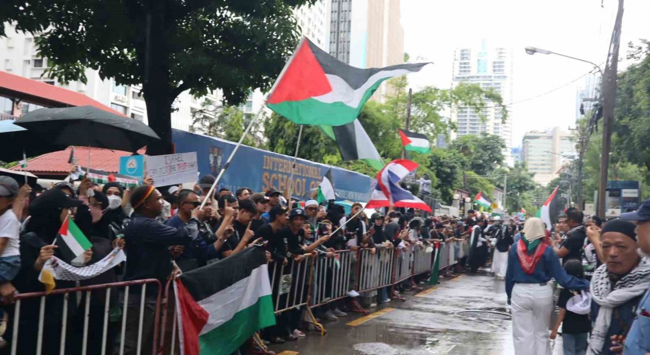 Bangkokta İsrail Büyükelçiliği önünde Filistine destek gösterisi
