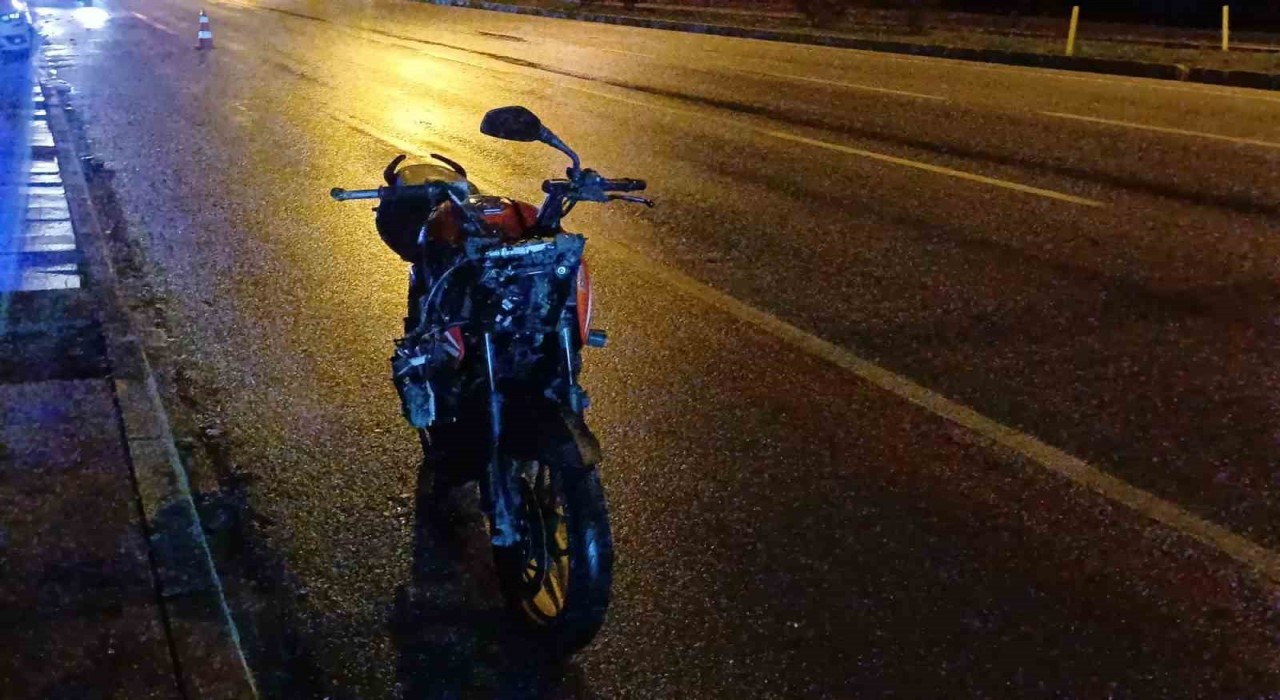 Bariyerlere çarpan motosikletli genç öldü
