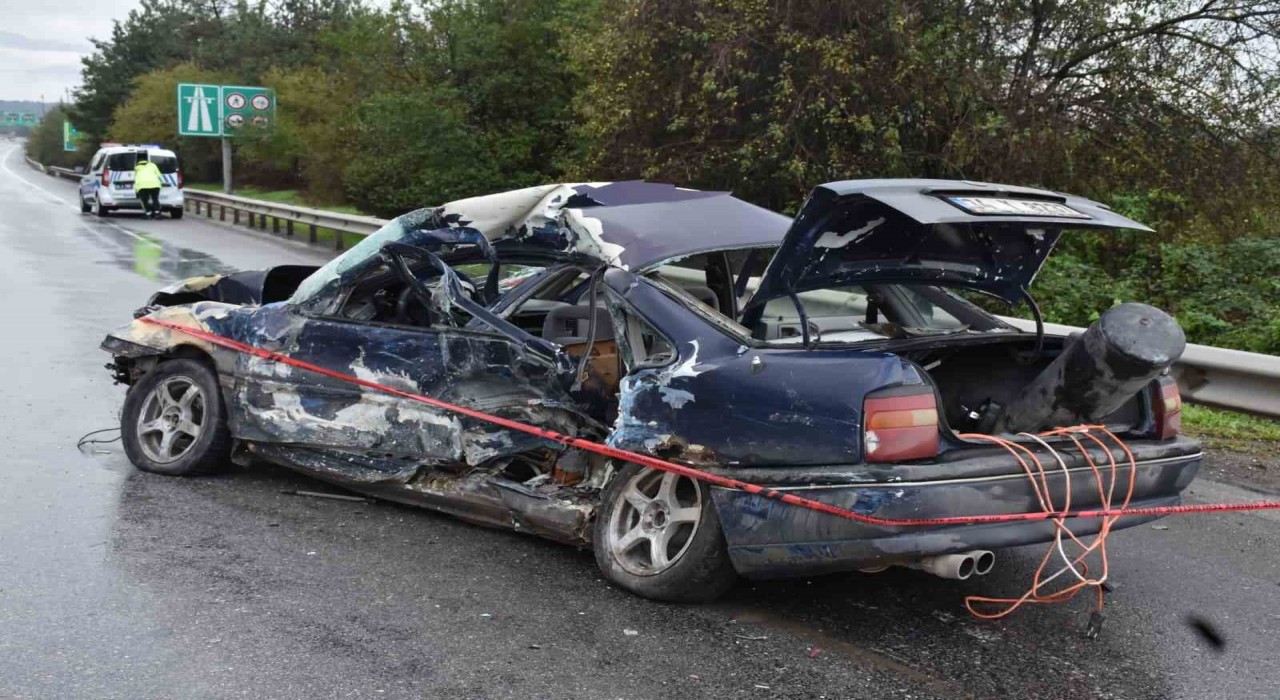 Bariyerlere çarpan otomobil hurdaya döndü: 1 ölü, 2 yaralı