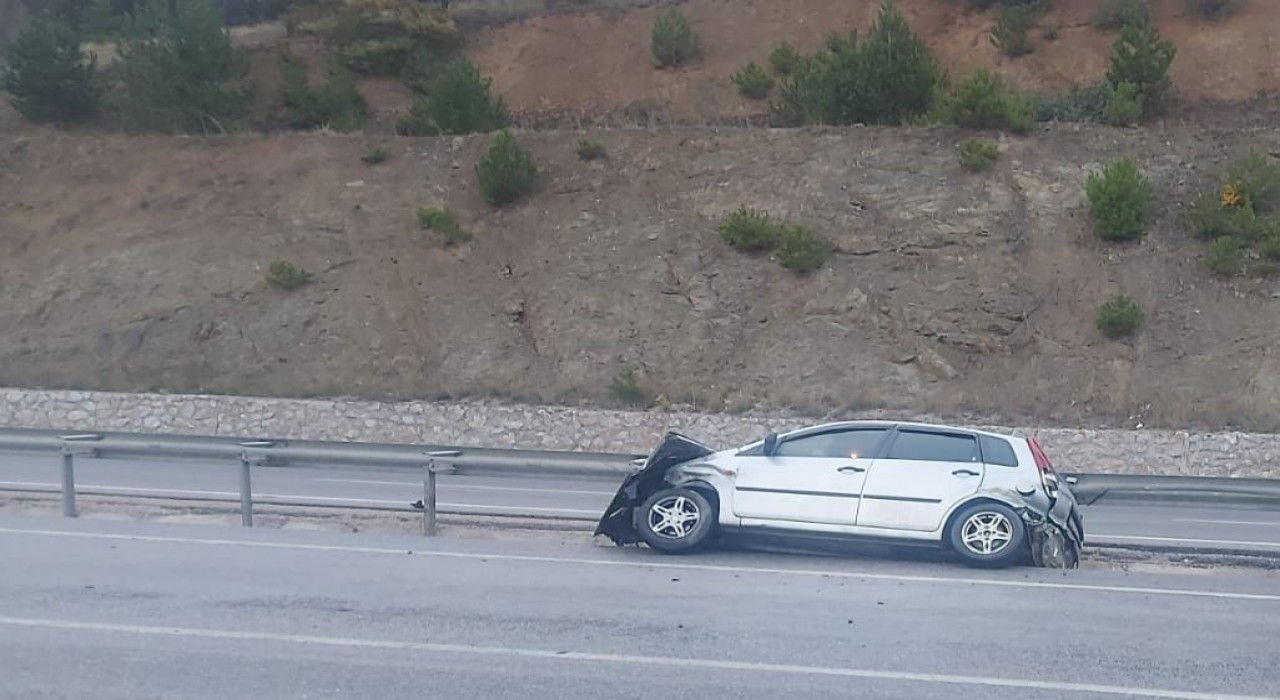 Bariyerlere çarpan otomobilde 2 kişi yaralandı