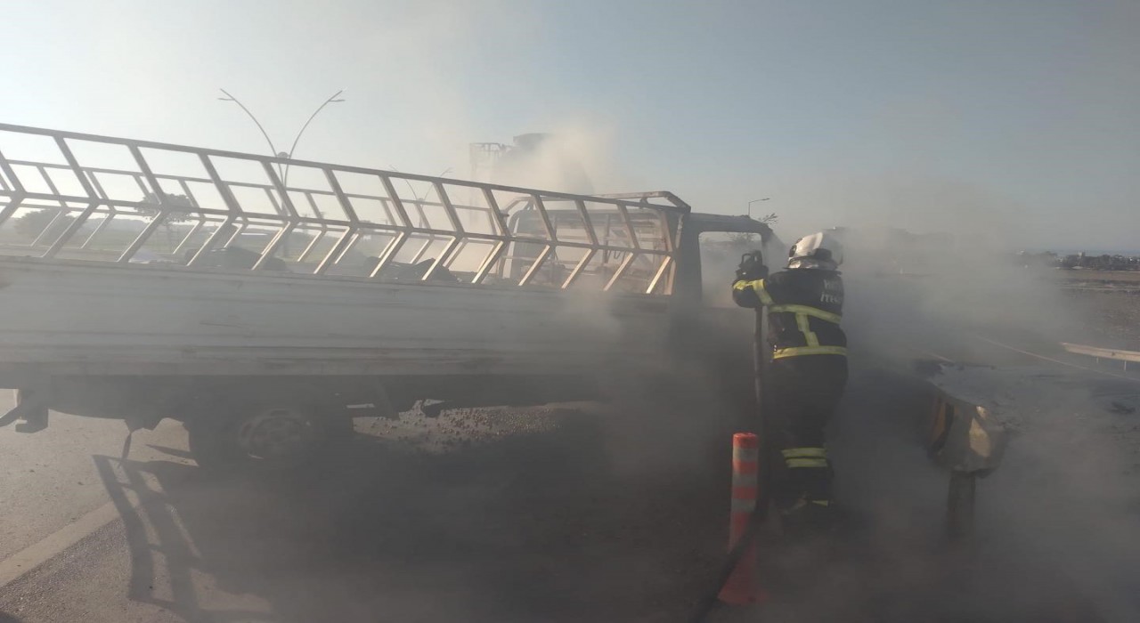 Bariyerlere çarpan pikap alev alev yandı