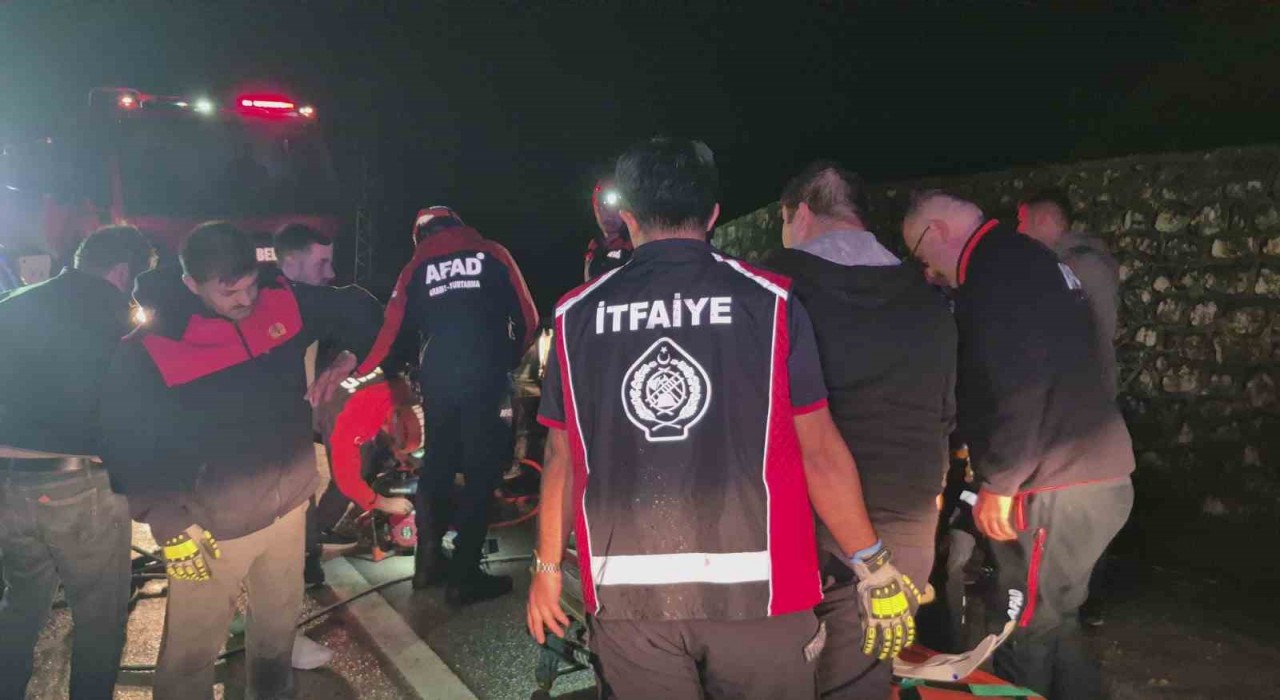 Bartında otomobil bariyerlere çarptı: 4 yaralı