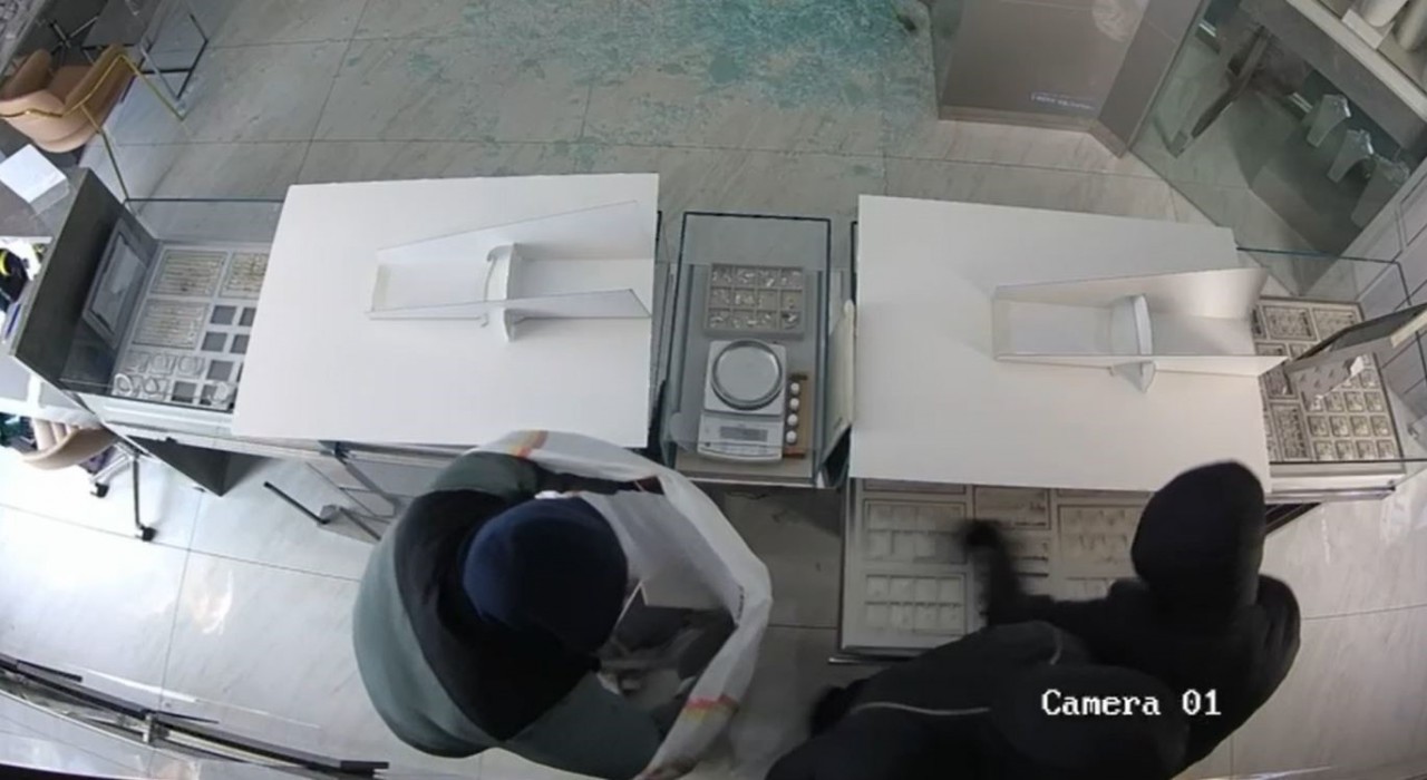 Başakşehirde AVM içindeki kuyumcu 4 dakikada soyuldu