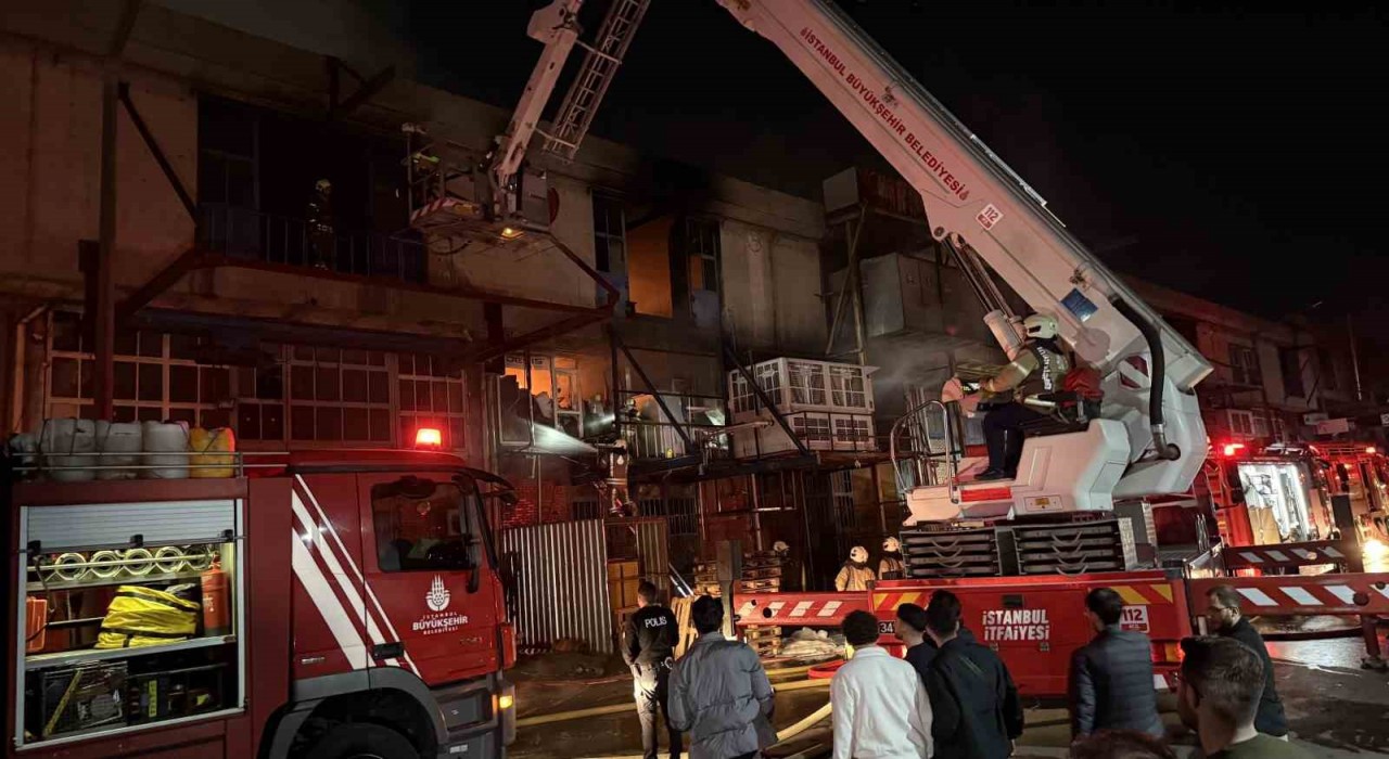 Başakşehirde malzeme deposunda çıkan yangın korkuttu