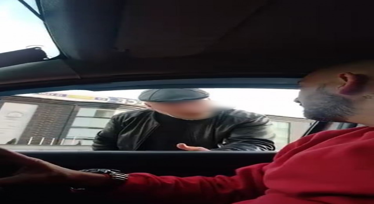 Başakşehirde taksi sürücüsün yolcu kavgası kamerada