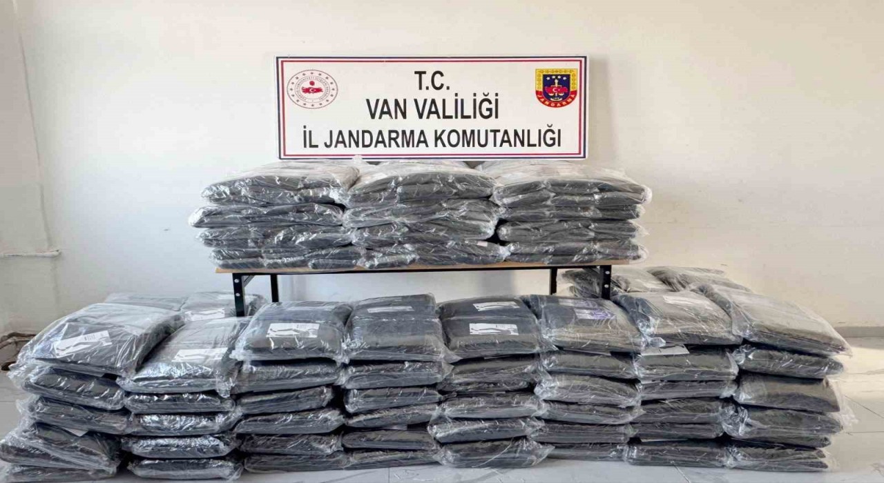 Başkalede gümrük kaçağı malzemeler ele geçirildi