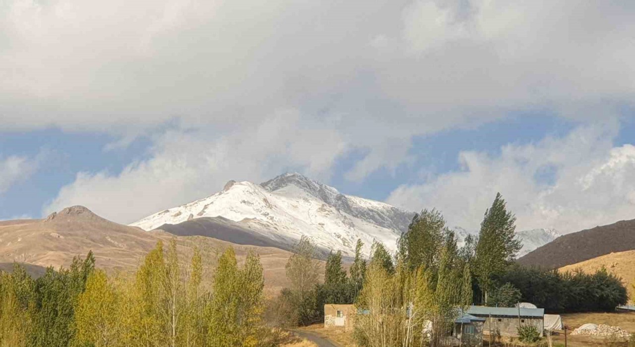 Başkalede yüksek kesimlere kar yağdı