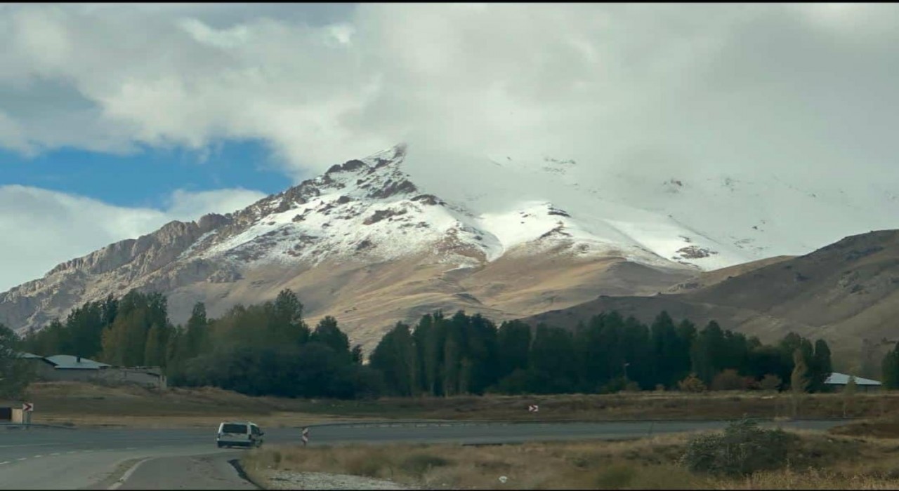 Başkalede yüksek kesimlere kar yağdı