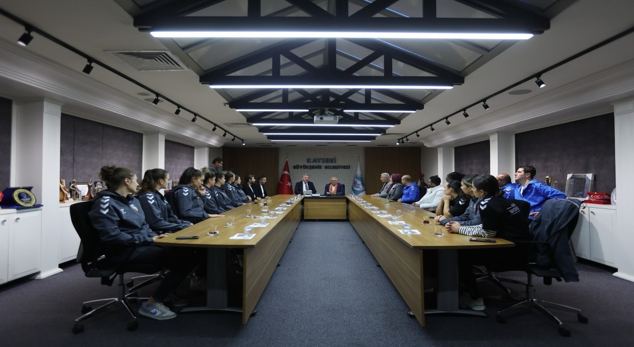 Başkan Büyükkılıç; Melikgazi Kayseri Kadın Basketbol Takımını ağırladı