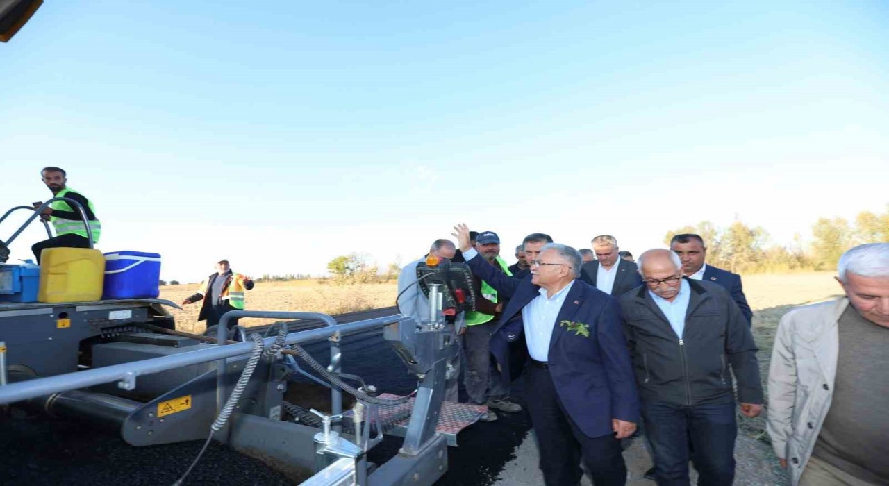 Başkan Büyükkılıç, Yeşilhisarda asfalt çalışmalarını yerinde inceledi