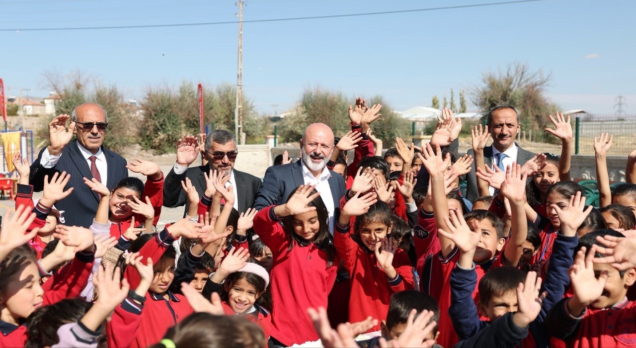 Başkan Çolakbayrakdar: Mutlu çocuklar, güçlü ve büyük Türkiyenin teminatıdır