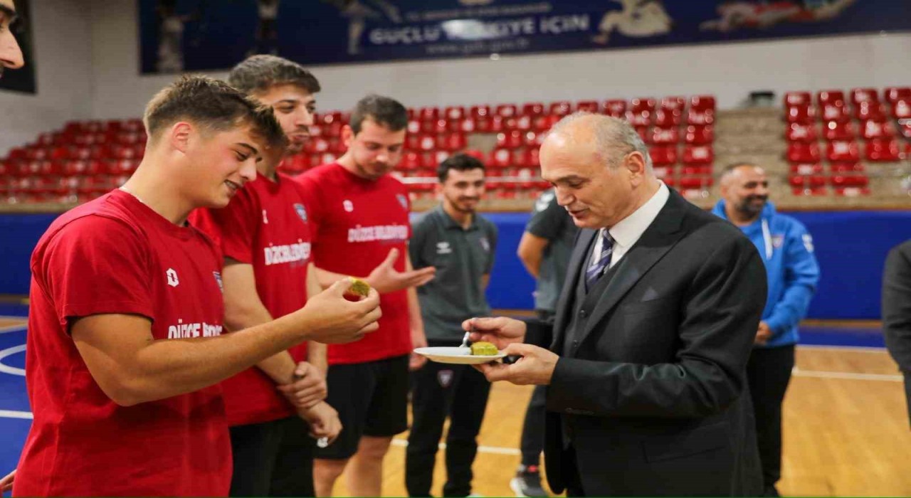 Başkan Faruk Özlüden voleybolculara baklava ikramı
