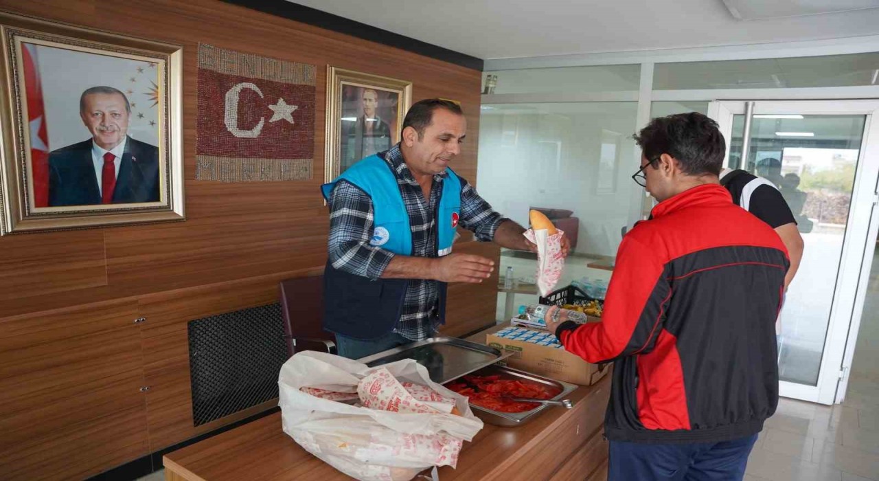 Başkan Hallaçtan öğrencilere moral veren dokunuş