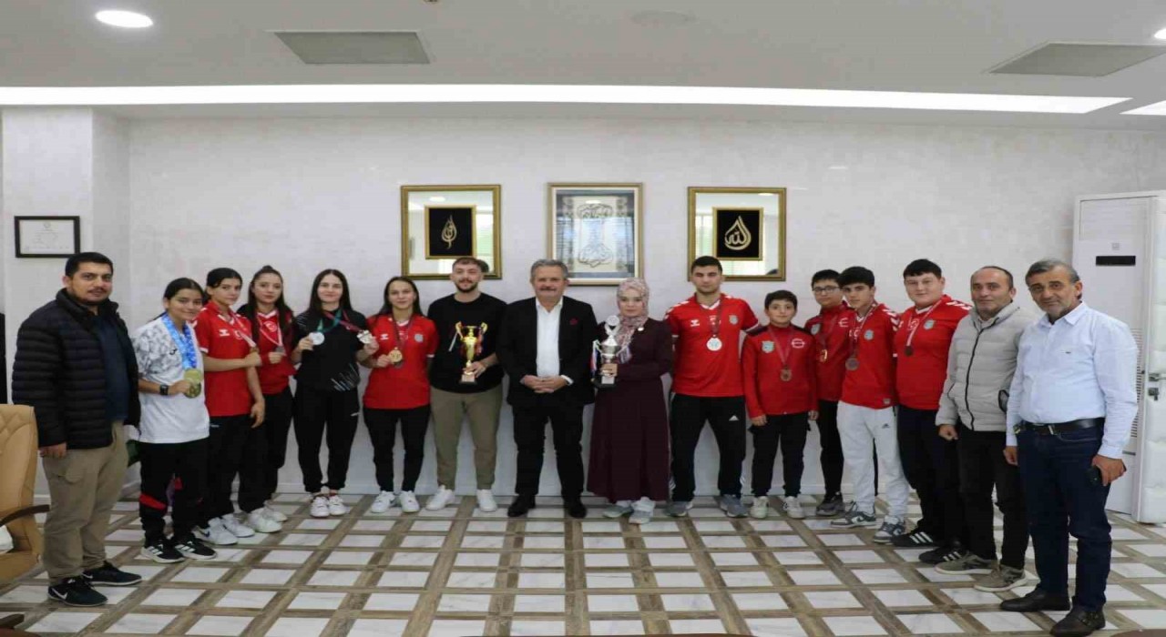 Başkan Koloğlu, Dünya ve Avrupa Şampiyonu haltercileri ağırladı