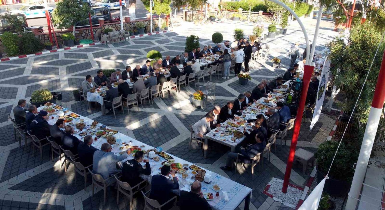 Başkan Özel, muhtarlarla kahvaltıda bir araya geldi