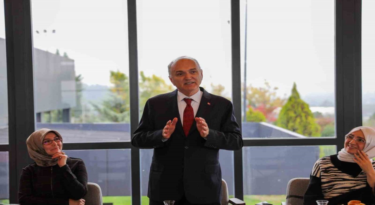 Başkan Özlüden gençlere: Kendiniz olun