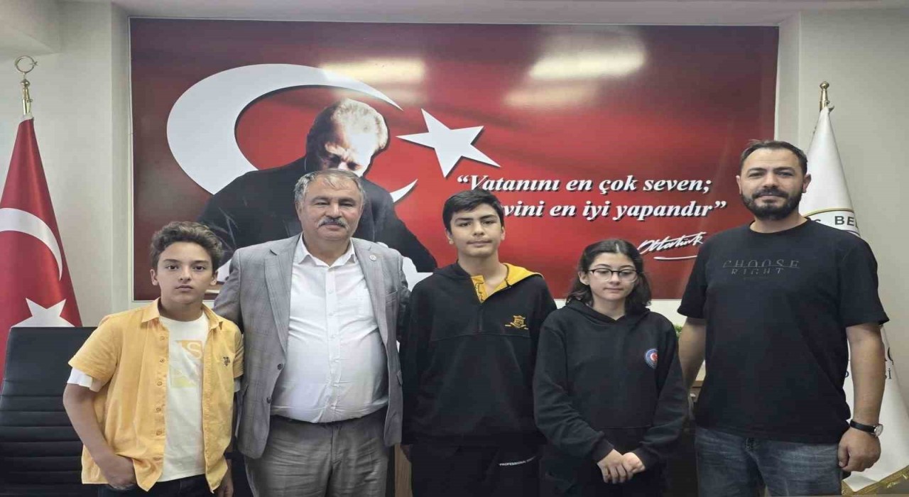 Başkan Pütün, Beyağaçı gururlandıran öğretmeni fahri hemşehri ilan etti
