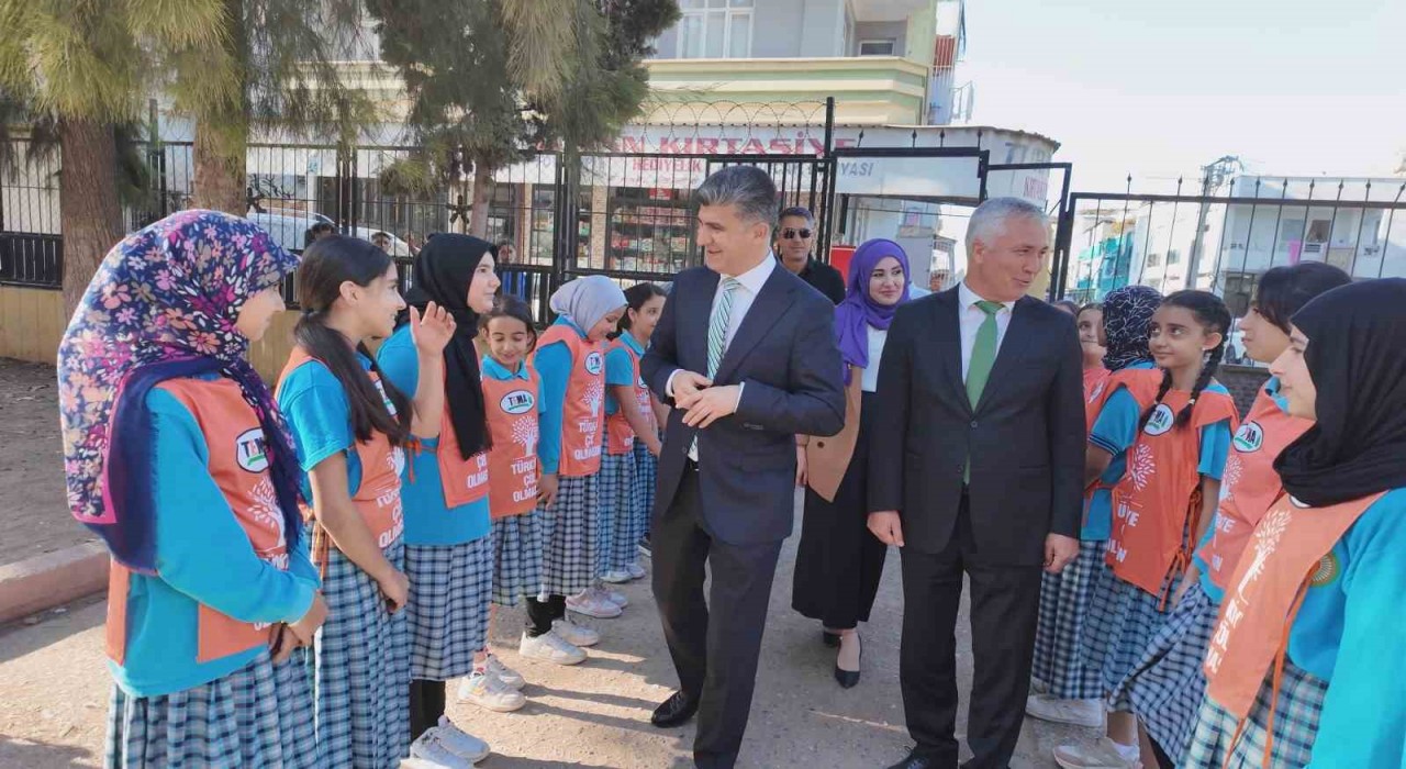 Başkan Vekili Şenerden öğrencilere kitap müjdesi