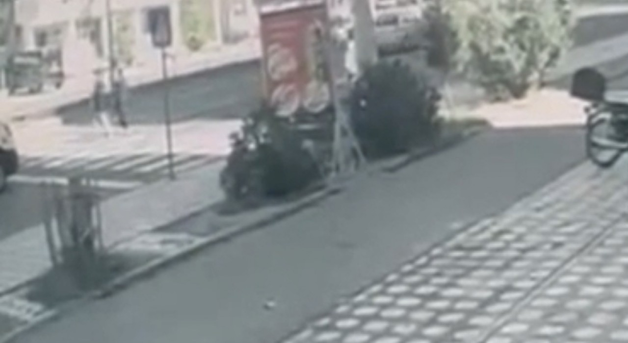 Batmanda cip yaya geçidinde iki kişiye çarptı: O anlar kamerada