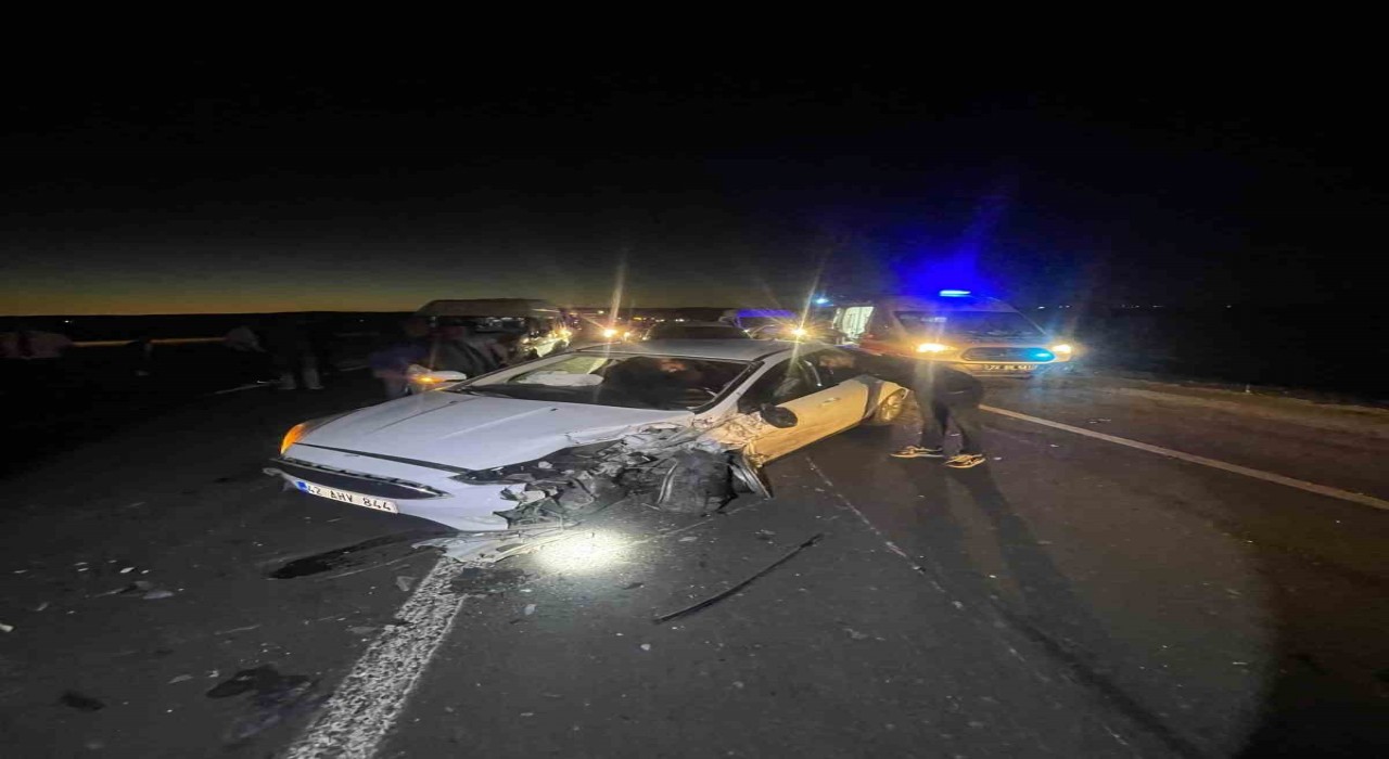 Batmanda iki araç kafa kafaya çarpıştı: 2 yaralı