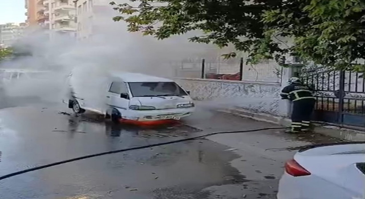 Batmanda park halindeki minibüs yandı