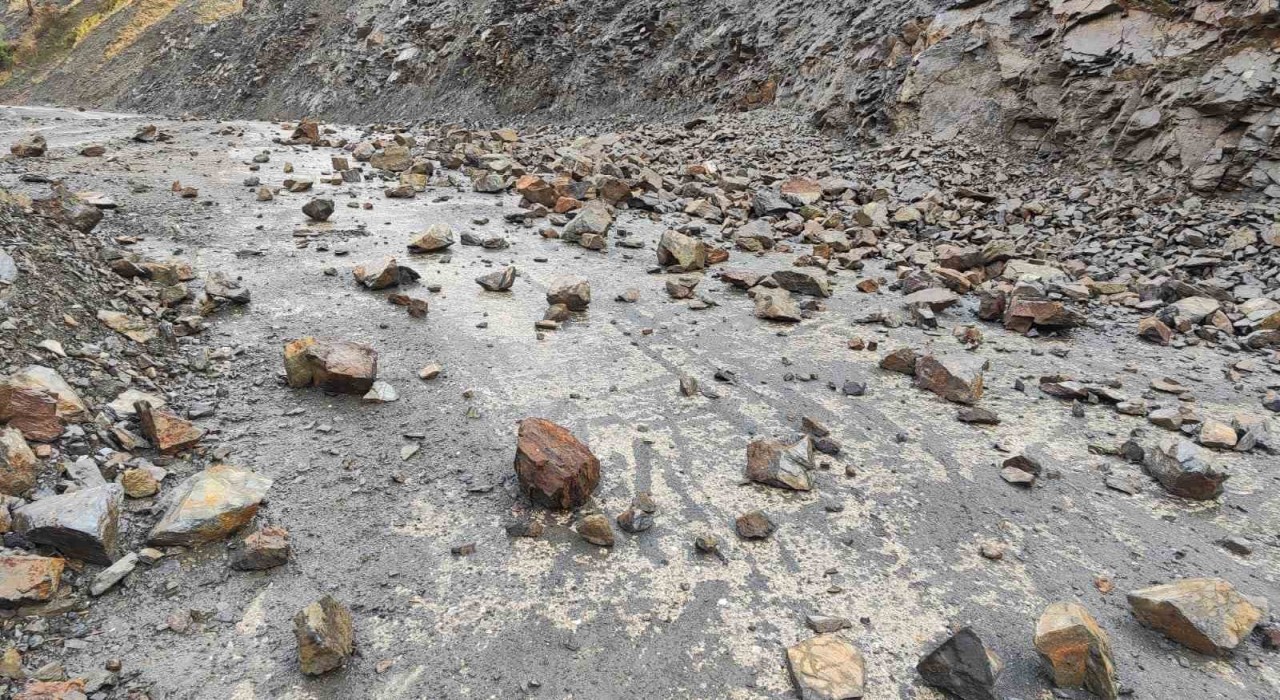 Batmanda sağanak heyelana neden oldu