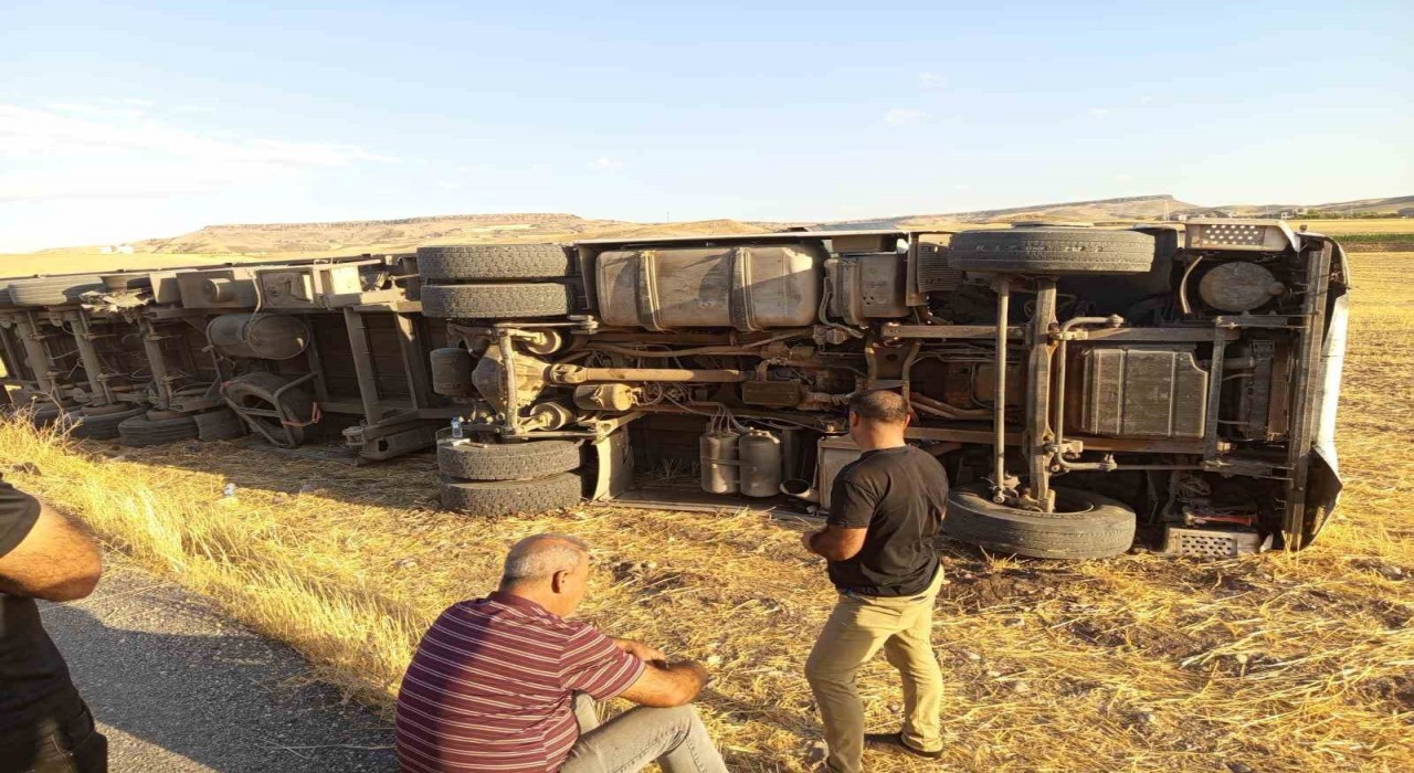 Batmanda saman yüklü tır yan yattı: 1 yaralı